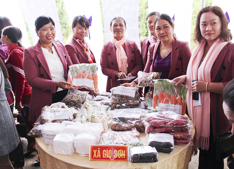 Hội Phụ nữ Gio Sơn giới thiệu các mặt hàng nông sản địa phương đến người tiêu dùng