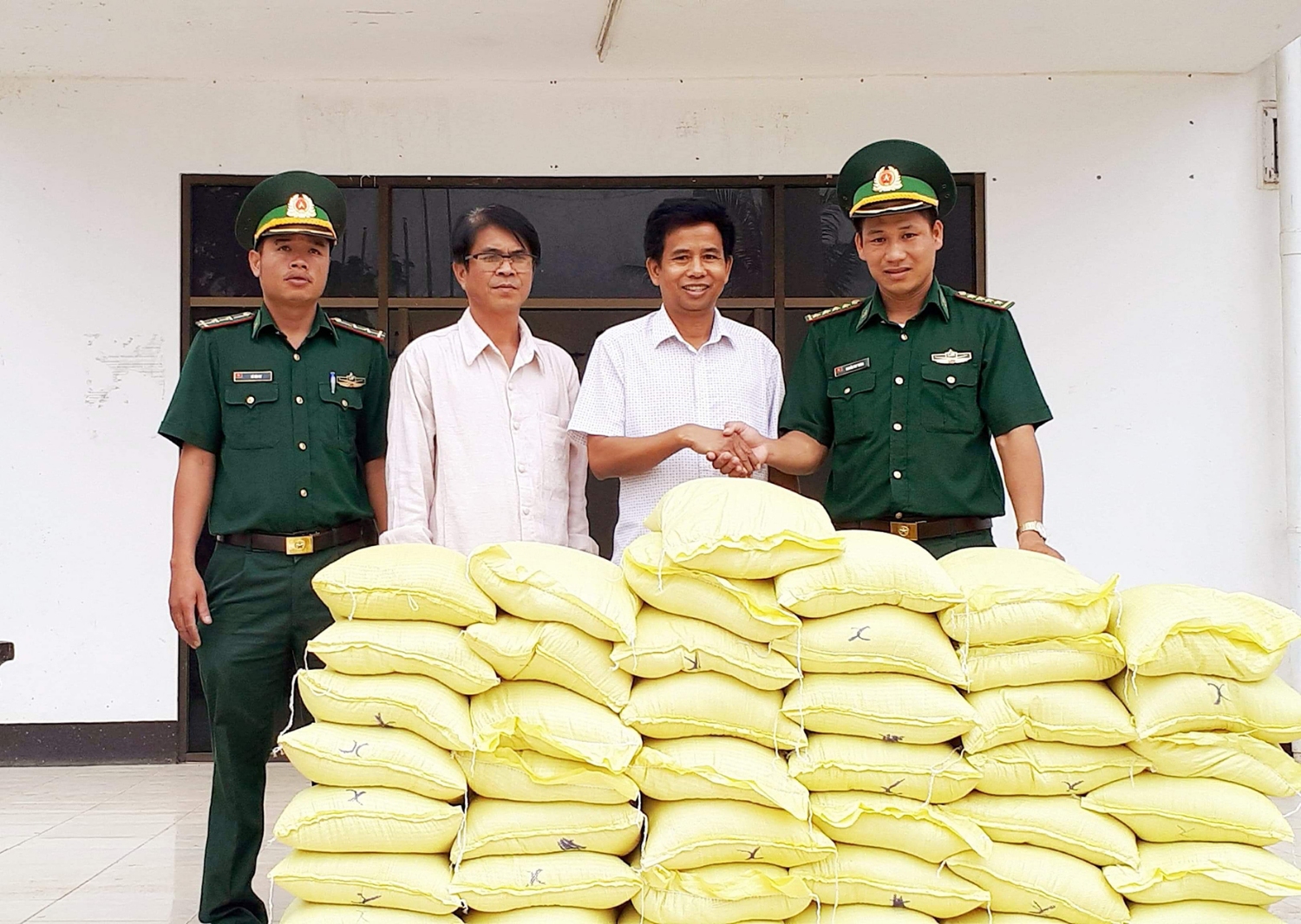 Số gạo do Đồn Biên phòng Cửa khẩu quốc tế La Lay tặng đã kịp thời giúp người dân bản A Xing (Lào) vượt qua khó khăn trước mắt