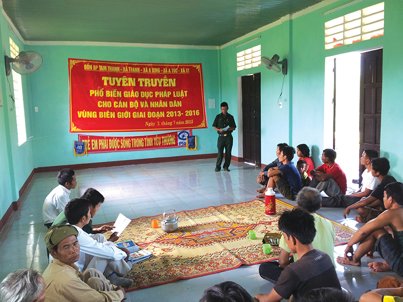 Cán bộ, chiến sĩ Đồn Biên phòng Tam Thanh tuyên truyền pháp luật bảo vệ biên giới cho người dân trên địa bàn