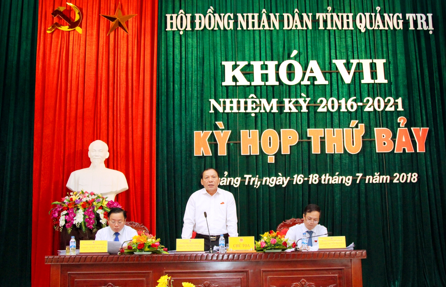 Bí thư Tỉnh uỷ, Chủ tịch HĐND tỉnh Quảng Trị Nguyễn Văn Hùng phát biểu gợi mở thảo luận. Ảnh: Thành Dũng