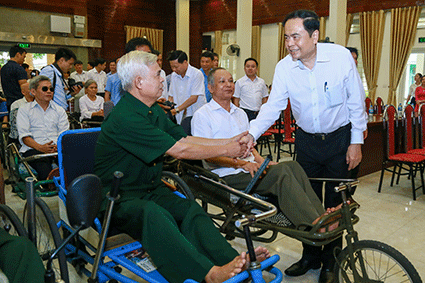 Bí thư Trung ương Đảng, Chủ tịch Ủy ban Trung ương MTTQ Việt Nam Trần Thanh Mẫn hỏi thăm sức khỏe của thương bệnh binh tại Trung tâm điều dưỡng Thương binh Thuận Thành, tỉnh Bắc Ninh