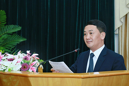 Phó Chủ tịch - Tổng Thư ký Hầu A Lềnh phát biểu tại Đại hội.