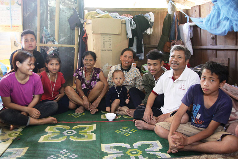 Trong túp lều bé nhỏ này của mẹ Kăn Ling từng có hơn 20 con người sinh sống