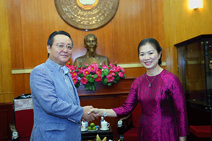 Phó Chủ tịch Trương Thị Ngọc Ánh cùng Chủ tịch Hội những người Hàn Quốc yêu Việt Nam Chang Ho Ick.