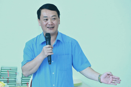 Phó Chủ tịch - Tổng thư ký Hầu A Lềnh phát biểu tại cuộc họp.