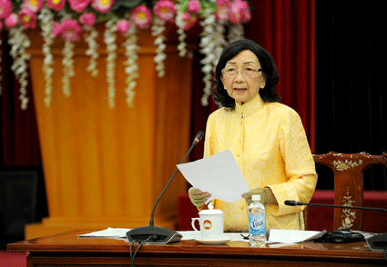 GS.TSKH Phạm Thị Trân Châu chủ nhiệm Hội đồng tư vấn Khoa học, Giáo dục và Môi trường phát biểu tại Hội nghị