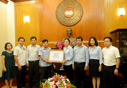 Phó Chủ tịch UBTƯ MTTQ Việt Nam Trương Thị Ngọc Ánh tiếp nhận ủng hộ từ  Đài Truyền hình Việt Nam