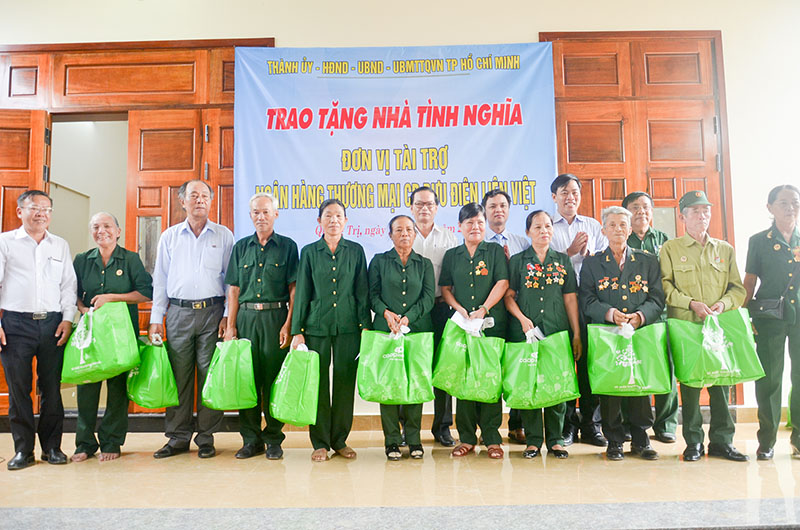 Anh ban giao nhà tìnhnghĩa