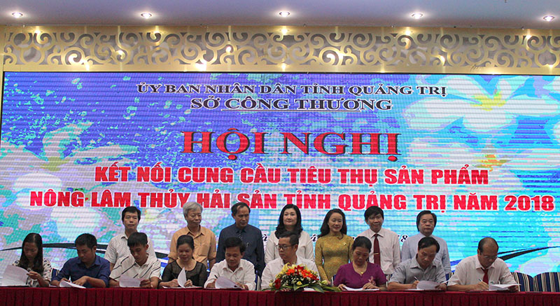 Các doanh nghiệp, cơ sở sản xuất ký kết biên bản thỏa thuận hợp tác tại hội nghị