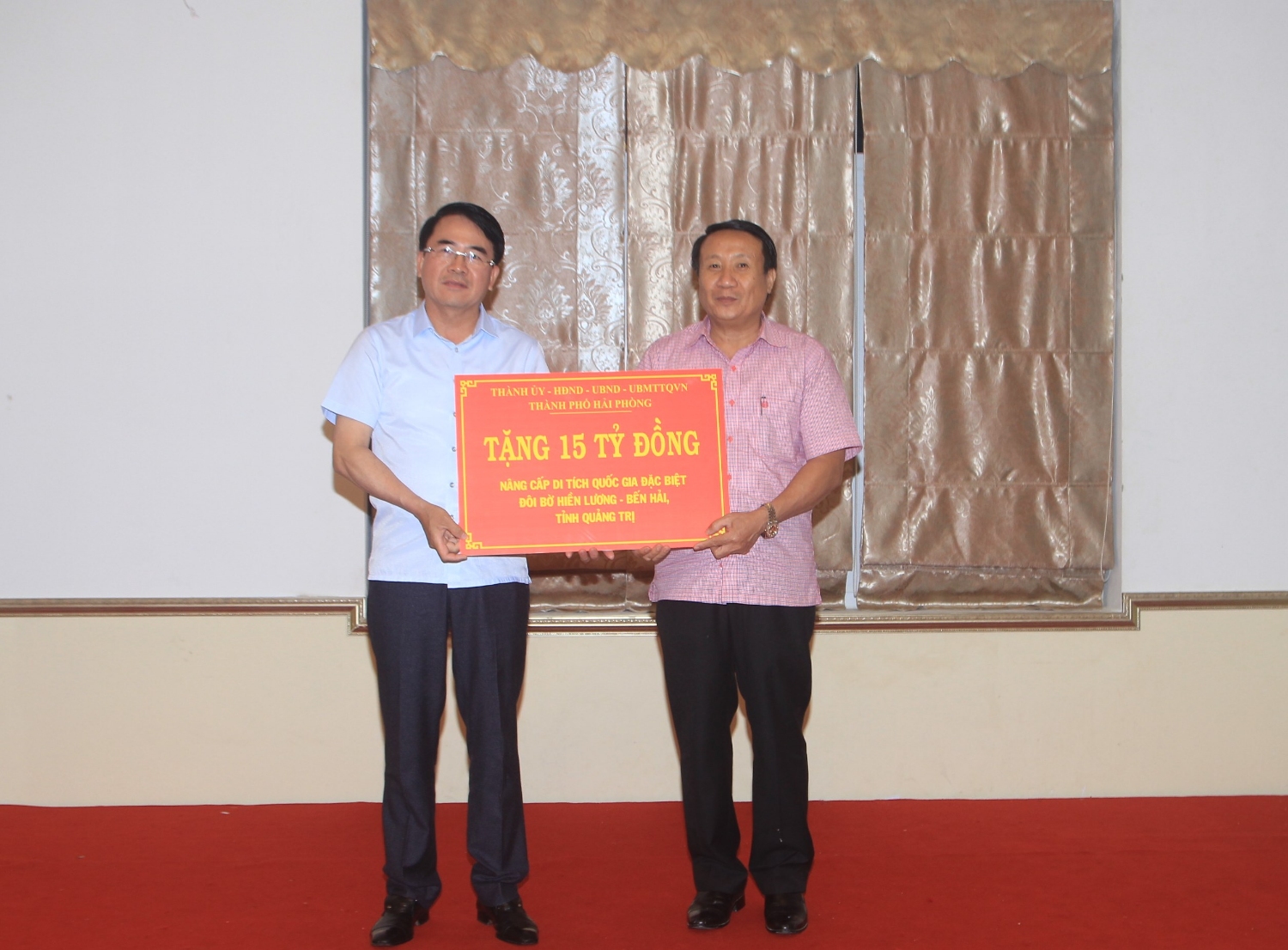 Lãnh đạo thành phố Hải Phòng trao kinh phí hỗ trợ cho lãnh đạo UBND tỉnh Quảng Trị