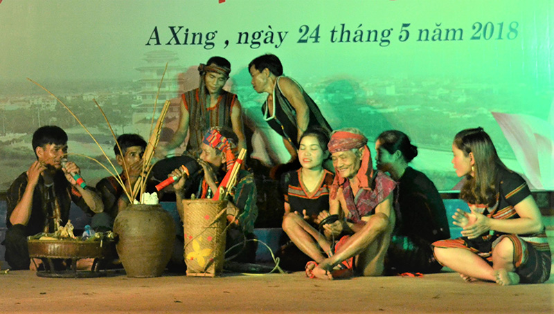 Tiết mục văn nghệ mang đậm đà bản sắc văn hóa dân tộc Pa Kô do các thành viên trong CLB cồng, chiêng xã A Xing biểu diễn