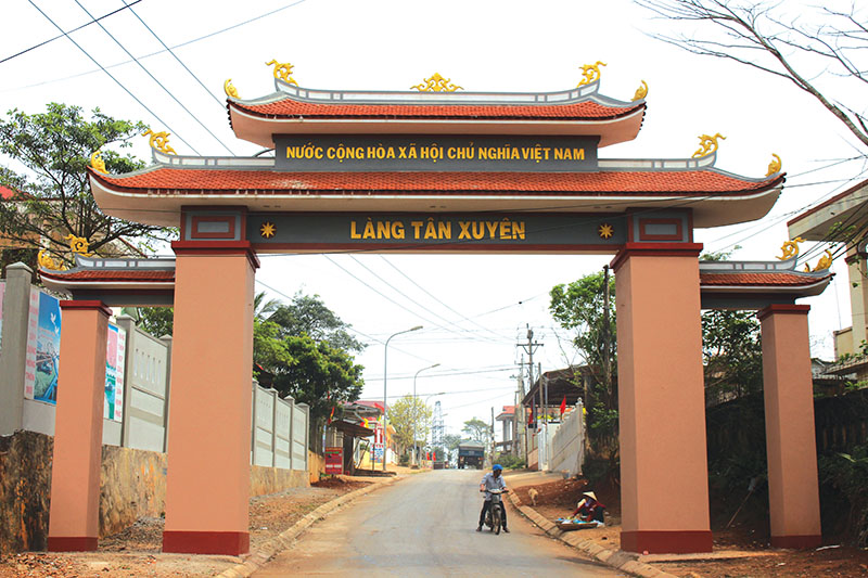 Cổng làng Tân Xuyên. Ảnh: Đ.P