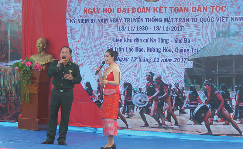 Bộ đội Biên phòng Việt Nam giao lưu văn nghệ với người dân nước bạn Lào