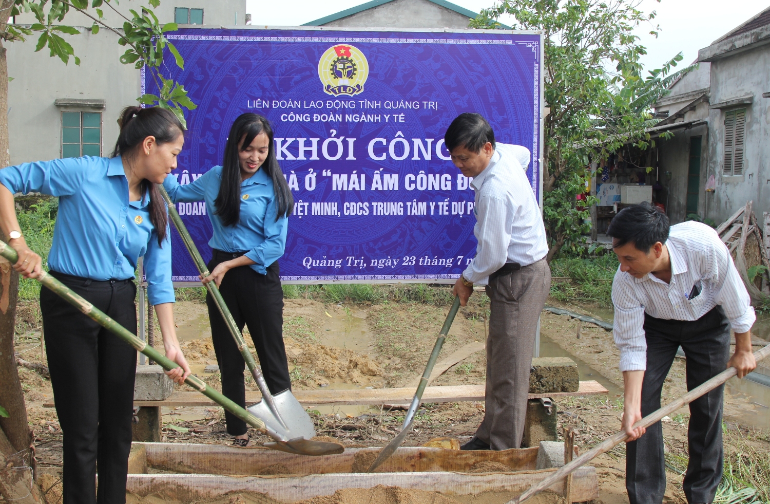 Khởi công xây dựng nhà cho chị Hà Thị Nguyệt Minh, đoàn viên công đoàn cơ sở Trung tâm Y tế dự phòng tỉnh