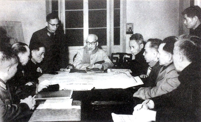 Đại tá Cao Văn Khánh (người đứng giữa Chủ tịch Hồ Chí Minh và Tổng Bí thư Lê Duẩn) báo cáo tình hình chiến sự tại cuộc họp Bộ Chính trị ngày 30/12/1967. Ảnh: T.L