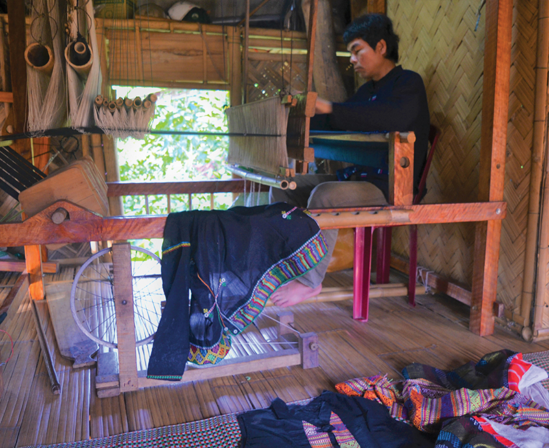 Anh Hồ Văn Hồi say sưa dệt thổ cẩm
