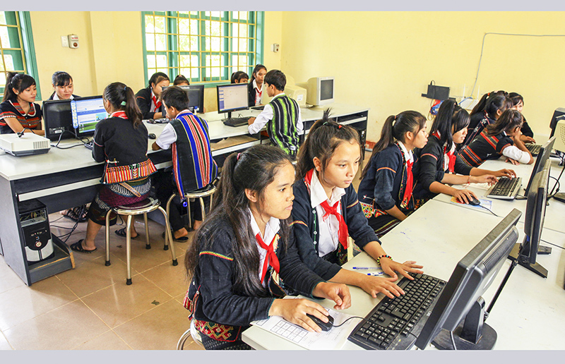 Một giờ học tin học của các học sinh người dân tộc thiểu số ở Quảng Trị.  Ảnh: TRỊNH HOÀNG TÂN