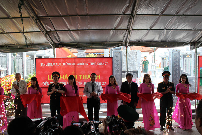 Cắt băng khánh thành Đền thờ 2.500 liệt sĩ Trung đoàn 27
