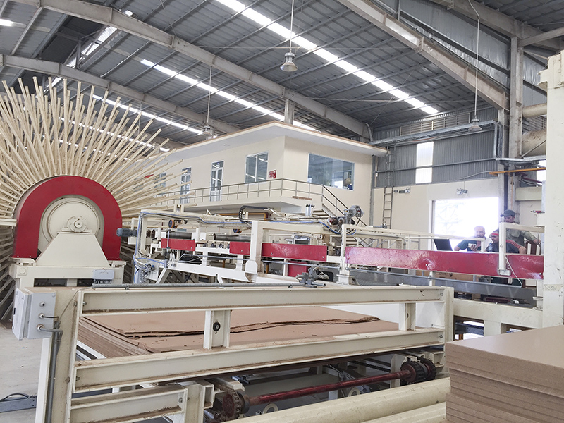 Tự động hóa trong chế biến lâm sản tại Nhà máy gỗ MDF Geruco Quảng Trị. Ảnh: HVA​