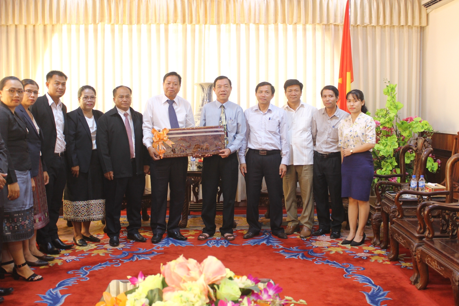 Giám đốc Sở Lao động và Phúc lợi xã hội tỉnh Savannakhet Bun Lốp Khốt Lắc Khăm tặng quà lưu niệm cho lãnh đạo tỉnh