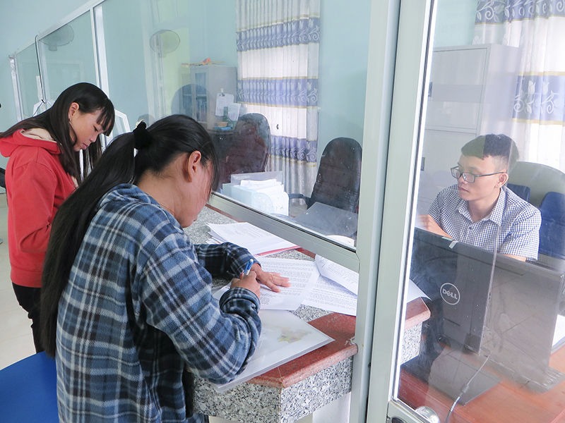 Người dân đến làm việc, giao dịch tại UBND xã Cam Tuyền, Cam Lộ. Ảnh: PV