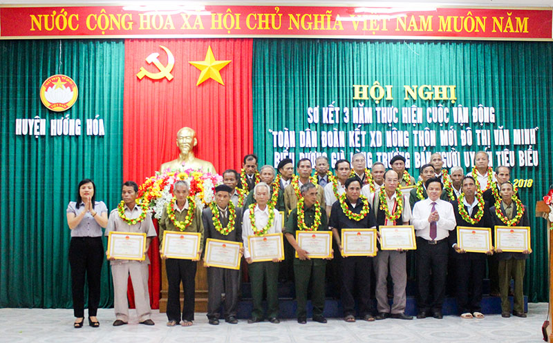 Tuyên dương các già làng, trưởng bản, người có uy tín tiêu biểu giải đoạn 2015- 2018. Ảnh: Đình Phục