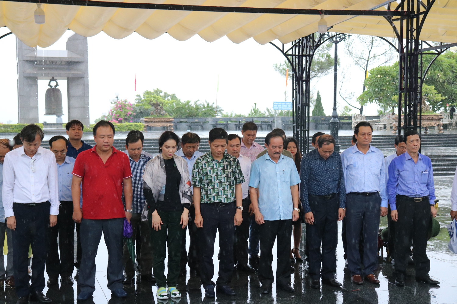 Bộ trưởng Bộ Công thương Trần Tuấn Anh cùng lãnh đạo tỉnh dâng hương, dâng hoa viếng các liệt sĩ tại Nghĩa trang Liệt sĩ Quốc gia Đường 9