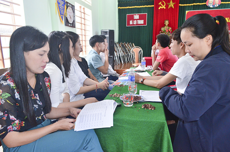 Thanh niên vùng biển Gio Linh tìm hiểu thông tin về xuất khẩu lao động