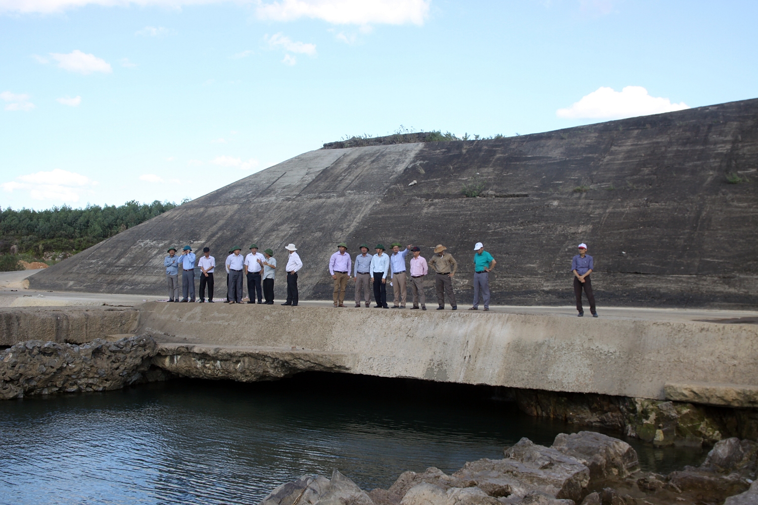 Kiểm tra thực địa hư hỏng Tràn xả lũ Nam Thạch Hãn