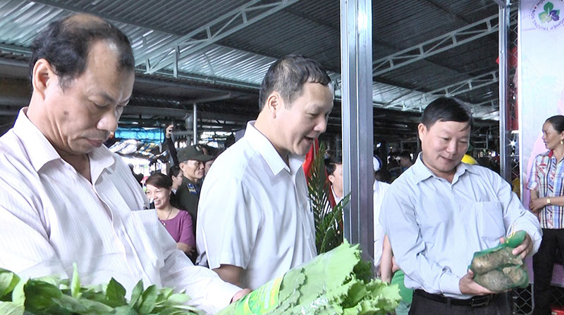 Gian hàng nông sản sạch thu hút rất đông khách hàng đến tham quan, mua bán.