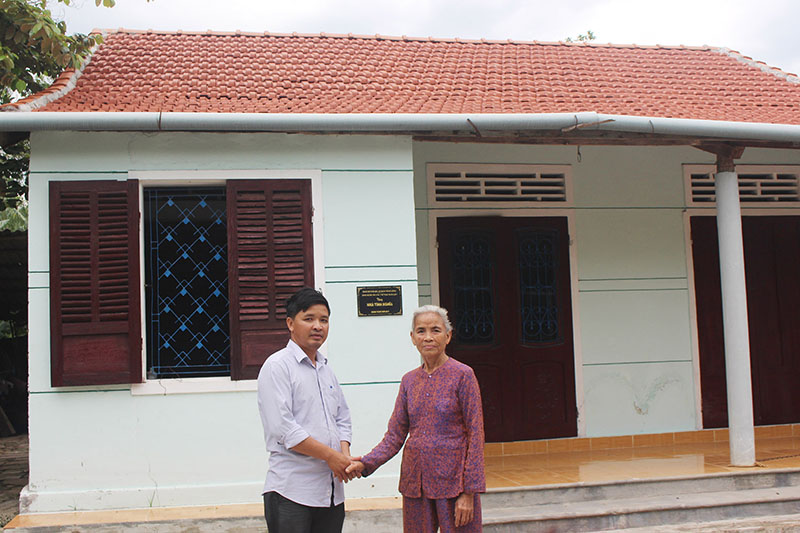 Bà Dương Thị Hoa, ở khu phố 6, phường Đông Lễ, TP.Đông Hà bên ngôi nhà được hỗ trợ xây dựng theo Quyết định 22 của Thủ tướng Chính phủ