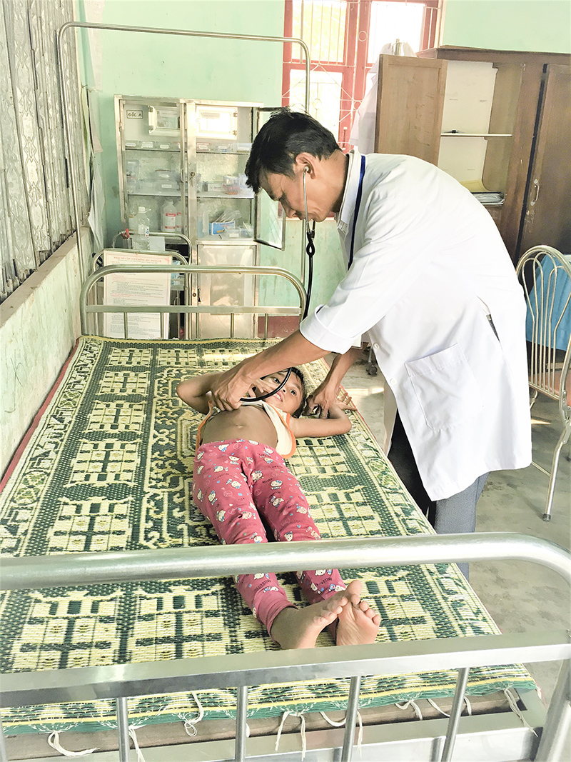 Bác sĩ Ngô Văn Phúc khám bệnh cho trẻ em xã A Túc, Hướng Hóa