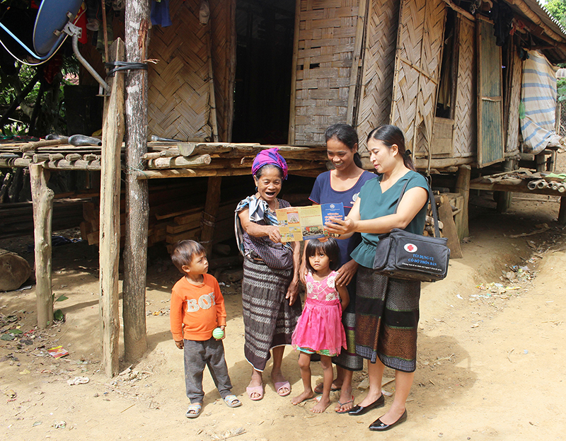 Sự nhiệt tình, tận tụy của chị Liên đã góp phần nâng cao nhận thức của người dân thôn Húc Ván về công tác phòng chống dịch bệnh