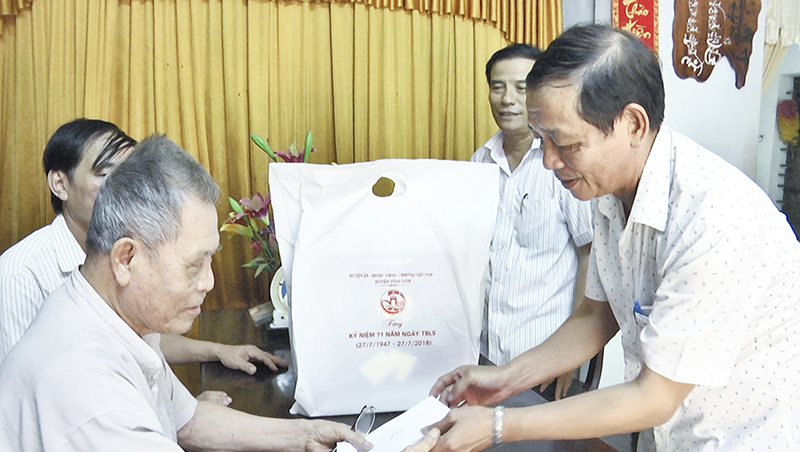Lãnh đạo huyện Vĩnh Linh thăm, tặng quà cho các gia đình chính sách