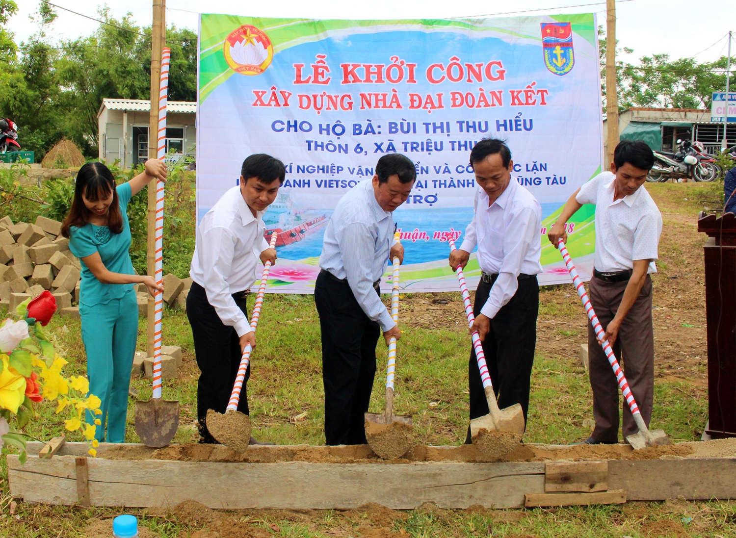 Khởi công nhà đại đoàn kết cho gia đình bà Hiểu
