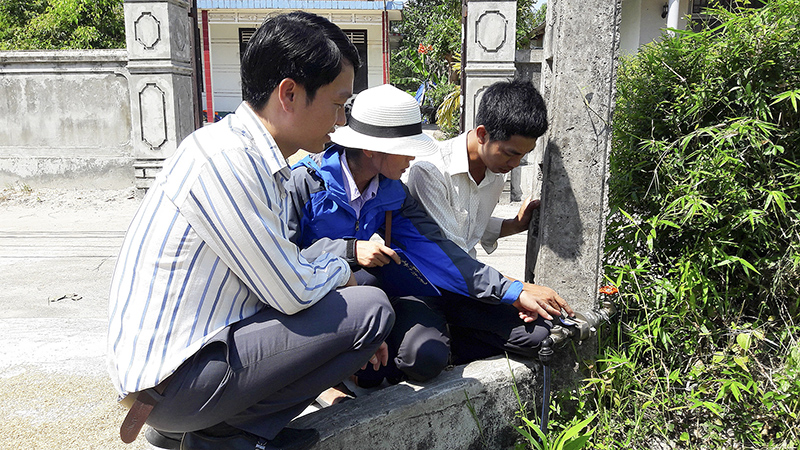 Kiểm tra đường ống dẫn nước tại xã Hải Ba, huyện Hải Lăng