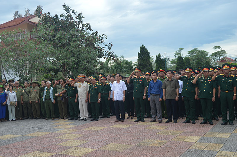 Các đại biểu tham dự lễ truy điệu và an táng tại Nghĩa trang liệt sĩ huyện Cam Lộ