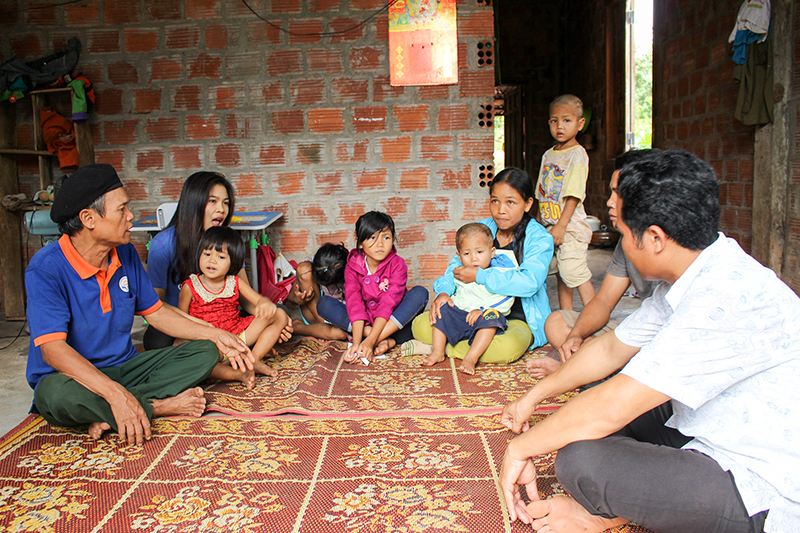 Già làng Hồ Đơ (ngoài cùng bên trái) thường xuyên gần gũi trò chuyện với dân bản