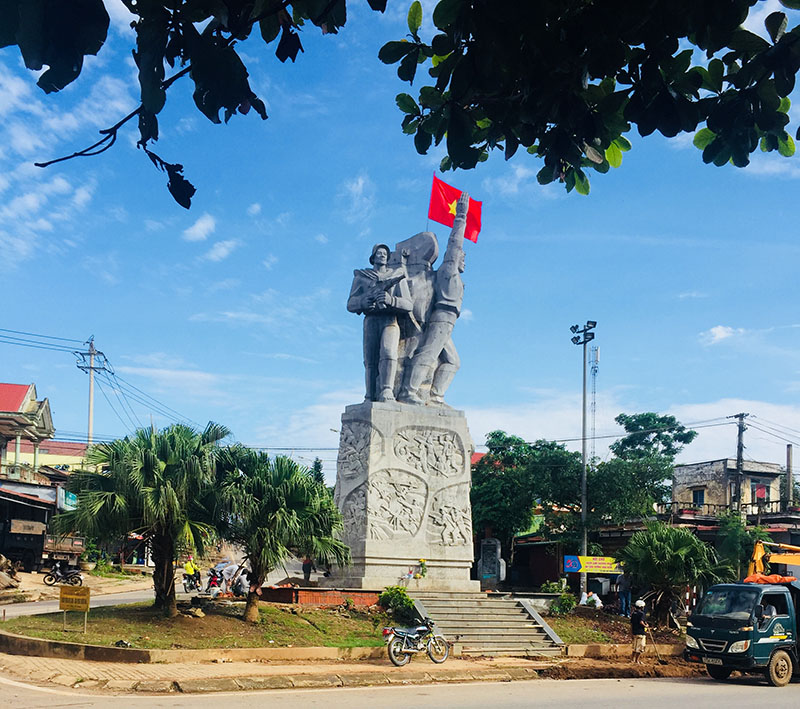 Tượng đài chiến thắng Khe Sanh. Ảnh: QUANG HIỆP