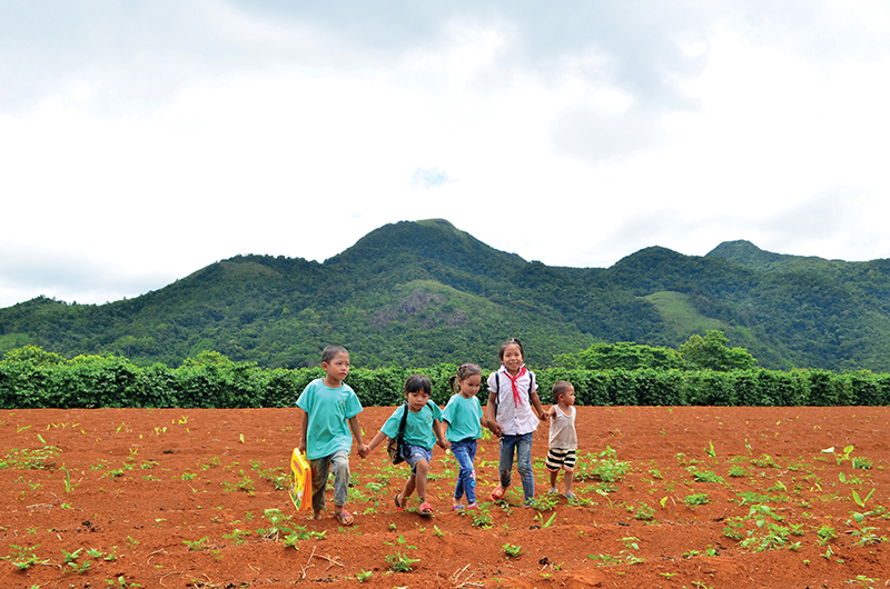 Các em nhỏ ở xã Hướng Tân tung tăng đến trường