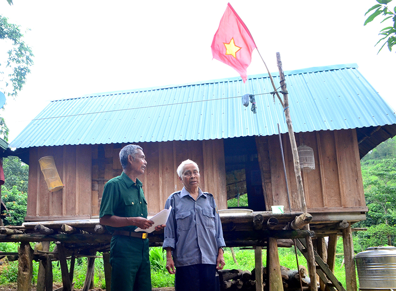 Ông Hồ Sĩ Nói (bên trái)