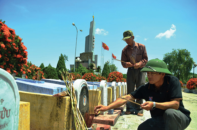 Ông Giản và ông Cư tự nguyện gắn bó với Nghĩa trang liệt sĩ huyện Triệu Phong hàng chục năm nay