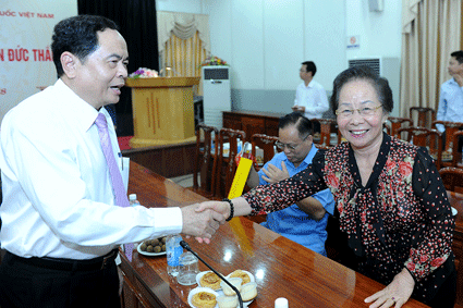 Chủ tịch UBTƯ MTTQ Việt Nam Trần Thanh Mẫn bắt tay đại biểu tham dự buổi gặp mặt