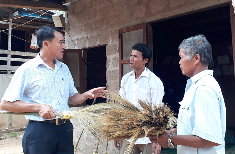 Nghề làm chổi đót mang lại thu nhập khá cho người dân xã Tân Thành