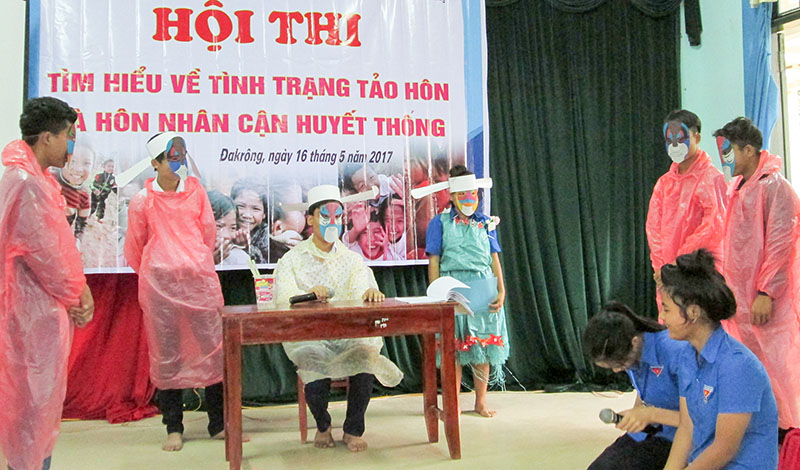 Học sinh vùng đồng bào dân tộc thiểu số tham gia hội thi tìm hiểu về tình trạng tảo hôn và hôn nhân cận huyết thống