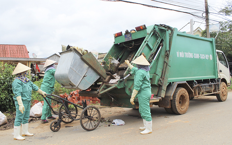 Nhân viên Trung tâm Môi trường và Đô thị huyện Hướng Hóa thu gom rác thải