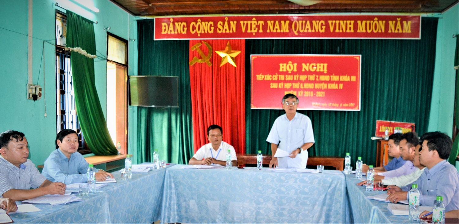 Trưởng Ban Pháp chế- HĐND tỉnh Nguyễn Văn Cầu phát biểu tại buổi làm việc với xã Tà Rụt