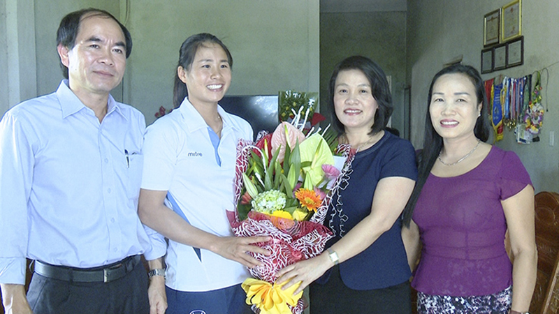 Bí thư Thành ủy Đông Hà Hồ Thị Thu Hằng và lãnh đạo thành phố tặng hoa chúc mừng VĐV Hồ Thị Lý