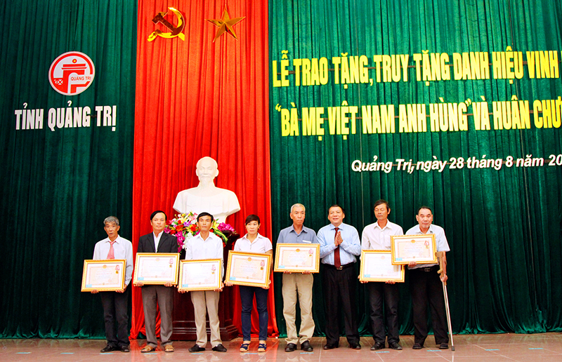 Bí thư Tỉnh ủy Nguyễn Văn Hùng trao Huân chương Độc Lập cho các cá nhân