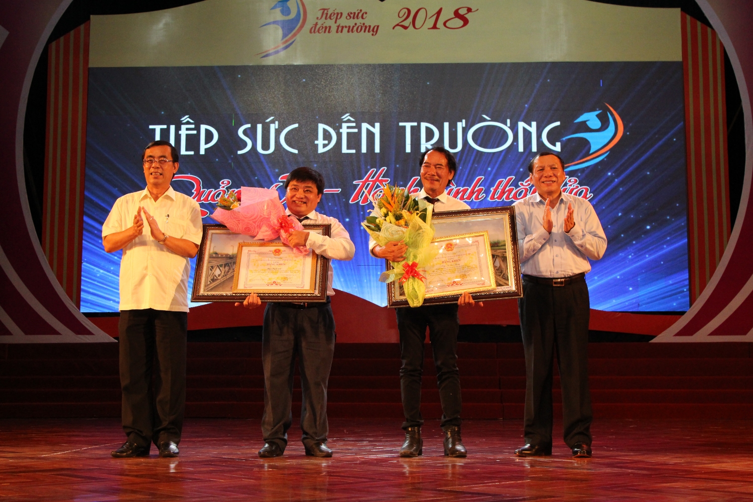 Bí thư Tỉnh ủy Nguyễn Văn Hùng và Chủ tịch UBND tỉnh Nguyễn Đức Chính đã trao bằng khen và hoa cho Ban Biên tập Báo Tuổi trẻ và ông Lê Quốc Phong